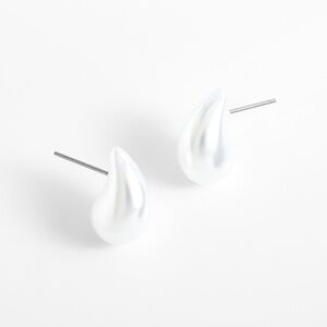 New Pearl tone earrings with soft drop design